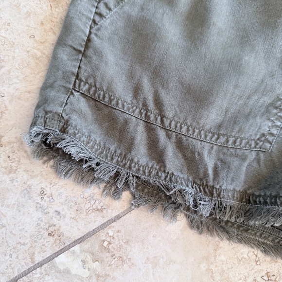 BELLA DAHL | Frayed Edge Cargo Short in Fatigue Green, Size Small - Picture 4 of 8
